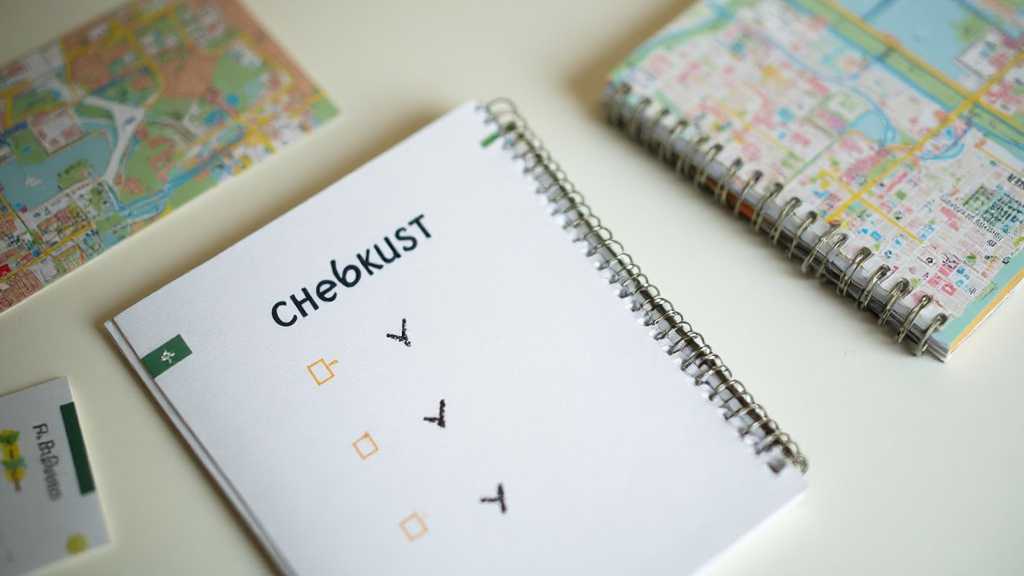 Not defteri üzerinde kontrol listesi, şehir kartı ve katlanmış harita